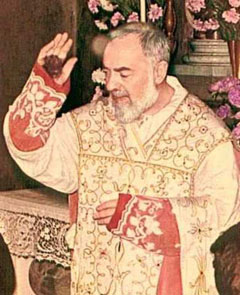Padre Pio con le stimmate sull'altare
